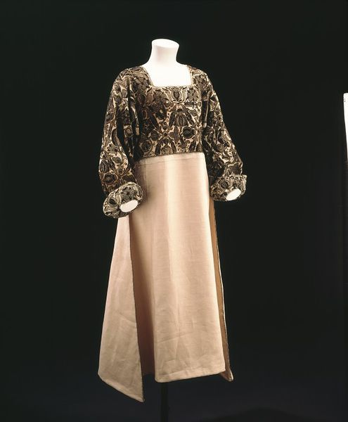 fashionsfromhistory:  Smock 1575-1585 British   The decorated smock was an integral part of the