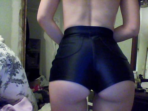 bi-bibirdie:  kind of bending over but not fully committed to it.  HIPS.  <3