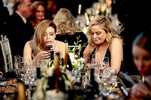 missdontcare-x: Natasha Lyonne and Amy Poehler goofed around at their table