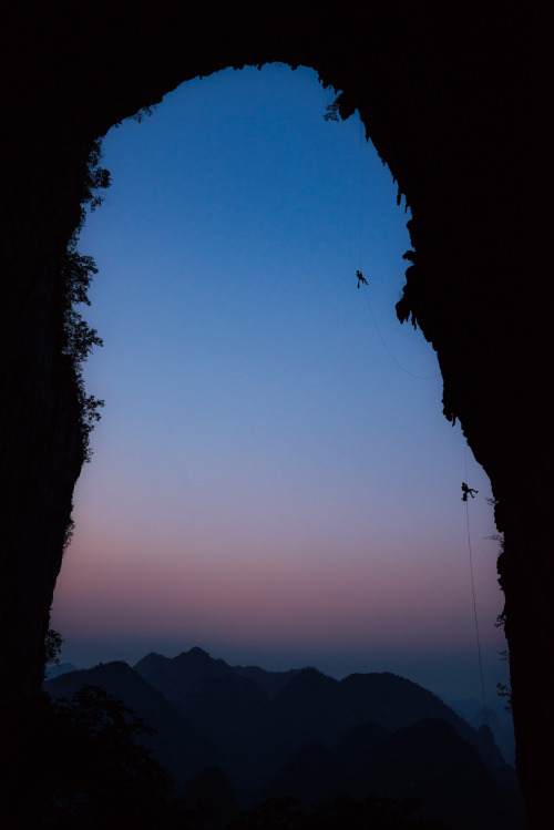 mirkokosmos:  Descending from the Great Arch Zyiun Getu He Chuandong National Park, China 