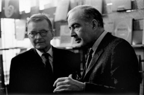 de-es-ce-ha:Dmitri Shostakovich and Samuel Barber (1962)