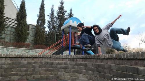 jessroz:farsizaban:Iranian girls do parkour in Tehrani really really love seeing things like thissol