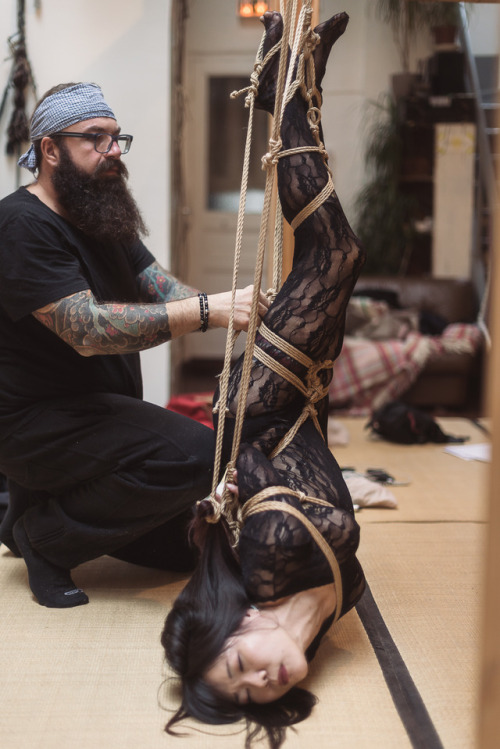 strictly-dirtyvonp: Me making suffering @ryoukosmkink during one of my workshop on lacing and torsio