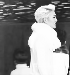oncloud-onew:  Onew’s goodbye to the fans! (waves) *bows* (lingers for a little)