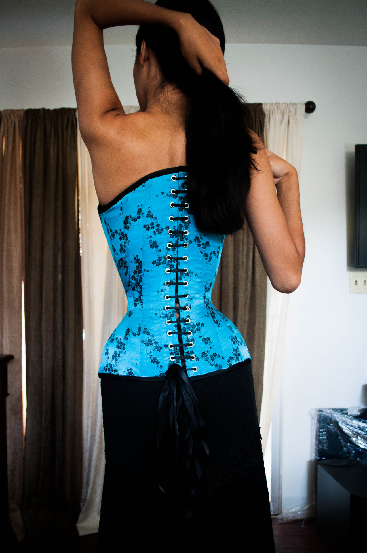 Corset Stealthing: How to Wear a Corset Under a Dress (Video