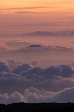 heaven-ly-mind:  Island in the sky from Mauna Kea by Raphael Bick on Flickr 