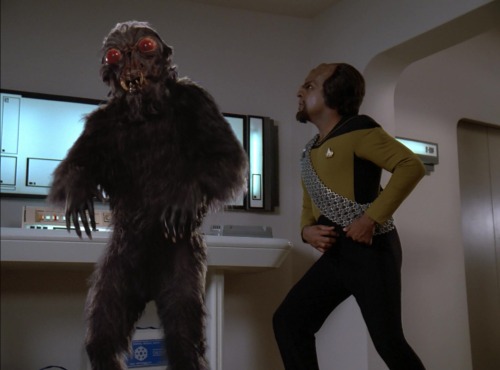 touchdownpossum:A moment of appreciation for Pulaski jumping in between her patient and this thing.(