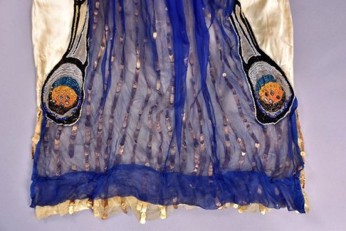leforetenchante:A glimmering butterfly dress & matching headdress made by Worth in 1912. Ivory s