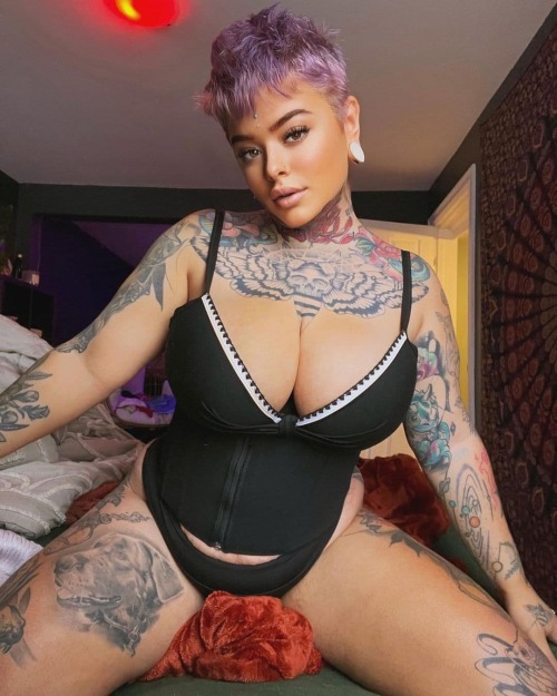  @gillian.jiggs98 #thicklife #beautifullady #beautifulwoman #beauty #tattedgirls #boobsfordays #curv