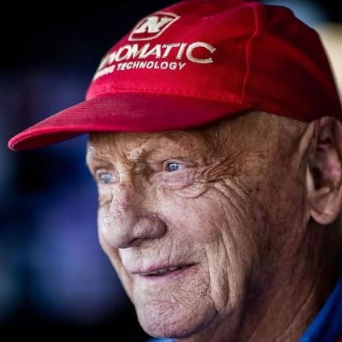 Un vero eroe della F1 ❤️ Il talento unico e lo spirito guerriero di Niki Lauda hanno lasciato un segno indelebile nella storia dello sport che amiamo. 3 anni fa oggi la scomparsa del 3 volte campione del...