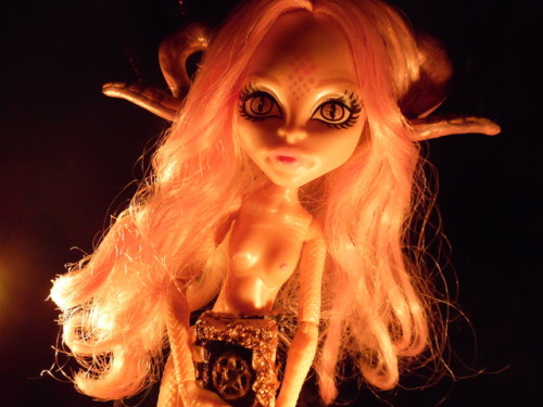 I thought it would be appropriate to show off my new demon girl doll on Halloween.I had a little res