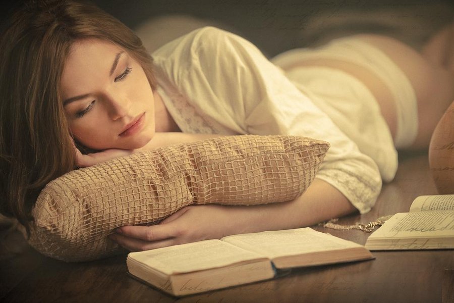 thesensualdominant:  “You should date a girl who reads.Date a girl who reads. Date
