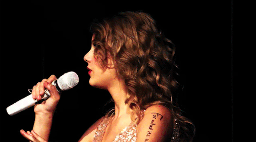 goldenloves:Taylor Swift in the Speak Now tour movie