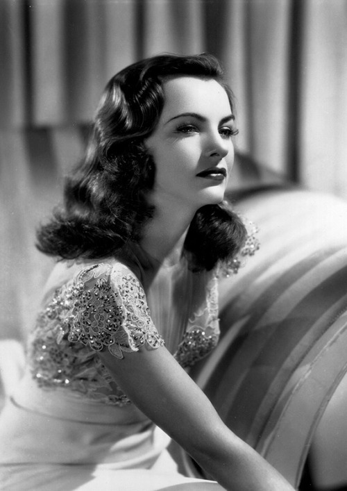 Porn photo katharinehxpburn:Ella Raines (Photographed