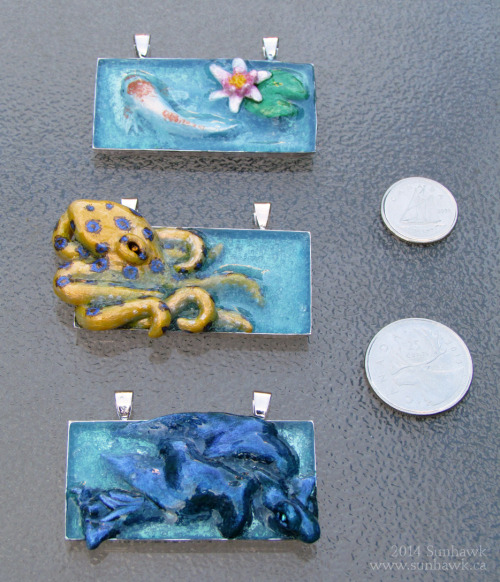sunhawk:Pool Pendants1” x 2” shallow pools with water-friendly creatures inside nickel-free metal tr
