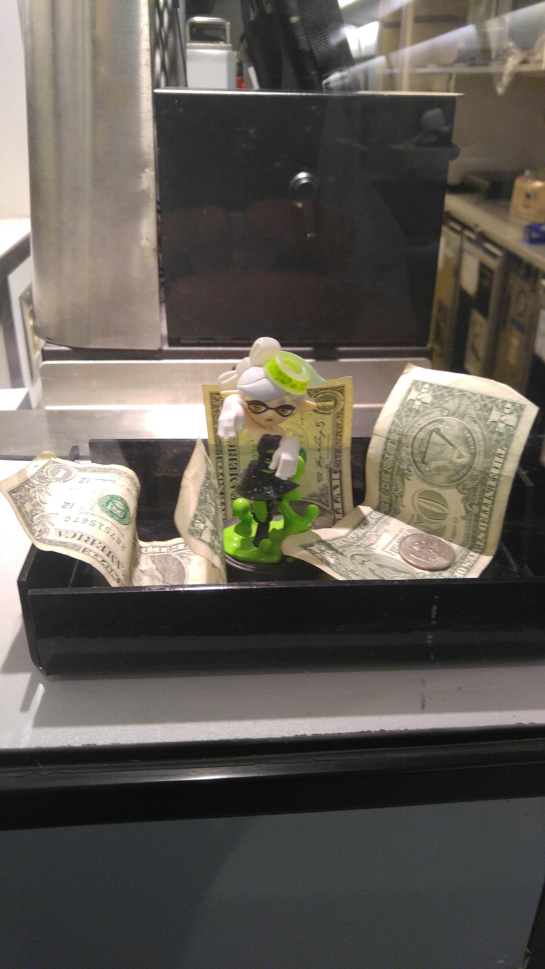 snaxattacks:  supersillyshyguy:So I placed Marie in my tip cup to celebrate St. Patrick’s
