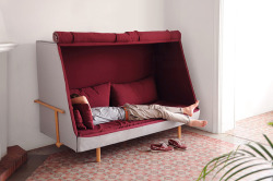 rafaelssalvador:  cubebreaker: Designer Goula Figeura’s Orwell day bed lets you easily shut yourself off from the outside world with its light and noise-cancelling curtains. 