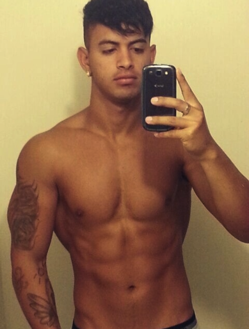 dallasltn35:  boyzonblast:  Oscar, FL Reblog and follow please for more selfies you’re not supposed to see ;)   Fine ass