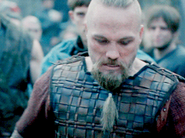 northbndtrain:Uhtred clocking Erik’s reactions during the negotations for Æthelflæd’s release.