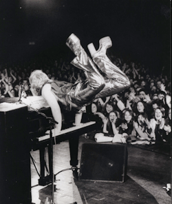 kdo:  Elton John (Barry Wentzell, 1973)