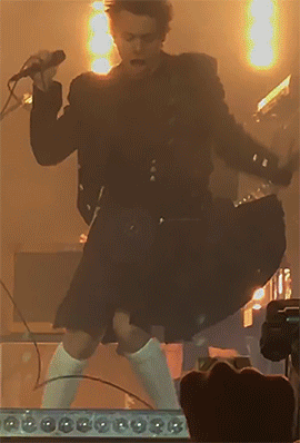 letadamandrossspeak:  stylesinthewild: Kiwi - 4.14.18  I don’t even listen to this
