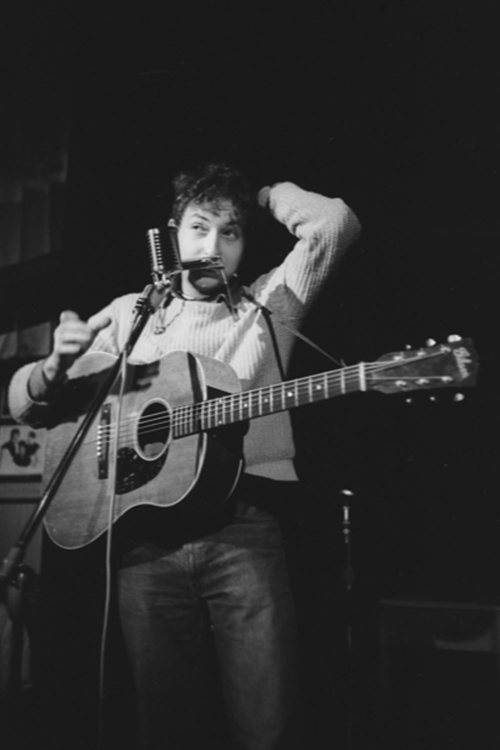 bobdylan-n-jonimitchell:Bob Dylan, Gerdes Folk City, 1961 © Ted Russell.