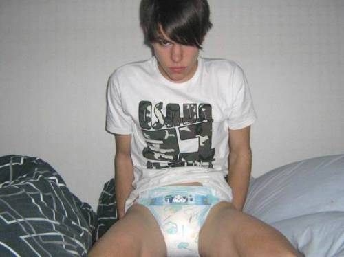xxemosissypoppyxx:  Now don’t pout sweetie its your own fault you know what happens if you a naughty boy 