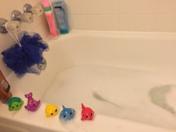daddysgamergirl:  Bath time (ू•ᴗ•ू❁)