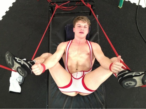 guyswhoshouldbeunderwearmodels:  @DougAcre