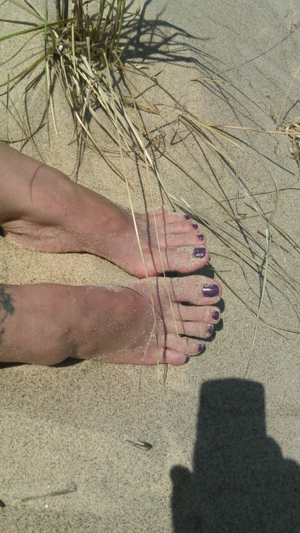 Sandy toes