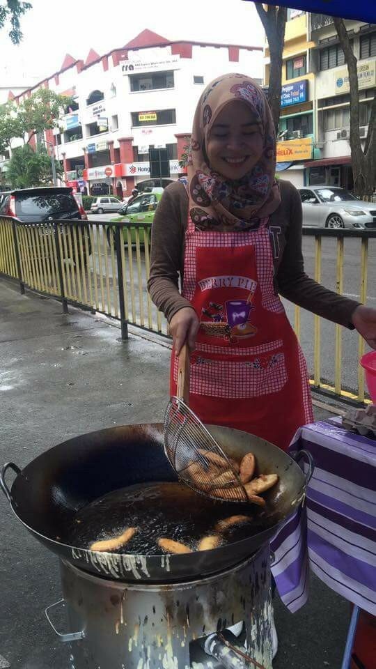 farhanafarah:  Jual goreng pisang cheese dpn public bank taman maluri . Ayu je tgk