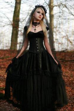 eclecticwanderings:  Gothic princess 