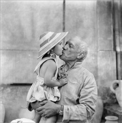 peerintothepast:  Pablo Picasso kisses his