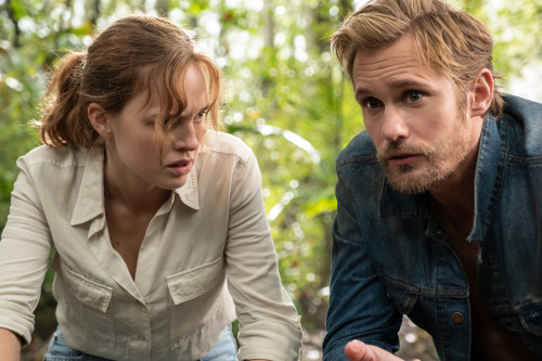 favescandis: NEW promo stills of Alexander Skarsgård (Randall Flagg) and Odessa Young (Frannie) in T