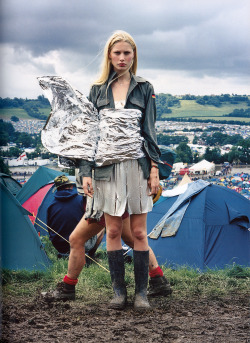 schu-schu:  90s_fashion_editorial_fotografie_tim_walker_model_kirsty_hume_vogueuk_1998_silver_metal_scarf_army_jacket_grunge