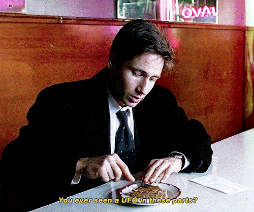 dailytxf:THE X-FILES | 3.20 — “Jose Chung’s From Outer Space” (1996) He then ordered piece after pie