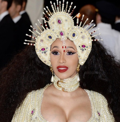 js-official:2018 MET GALA: BEST HEADPIECES, ACCESSORIES AND BEAUTY LOOKS! (PART 1)