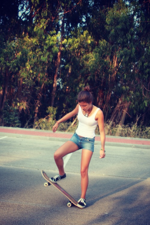 somewhereonlyweknowmg:  Skateboarding! <3 