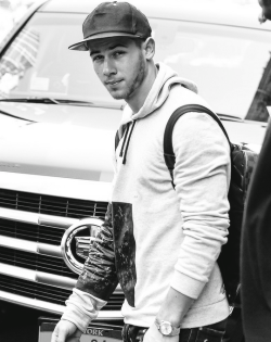 nowornver: Nick Jonas leaving his hotel in NYC on July 20