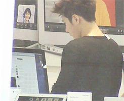 chandoo:  myungsoo testing out the computers at concierge/the apple store   