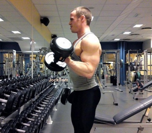 jocktom: There’s no reason to grow muscles unless you gonna show it. Real brutes show off glut