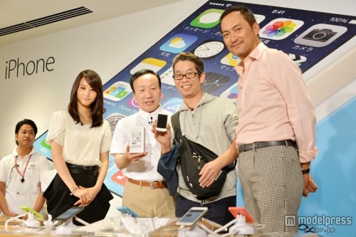 egathia: Maki and Watanabe Ken at DOCOMO - iPhone 5C/5S Launch Event (2013.09.20)