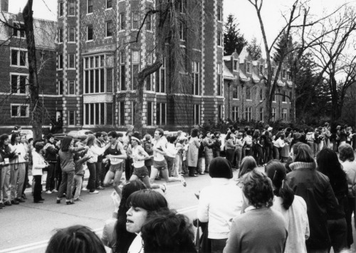 wellesleymag: Wellesley students cheer Boston Marathon runners outside Cazenove Hall in April 1983.