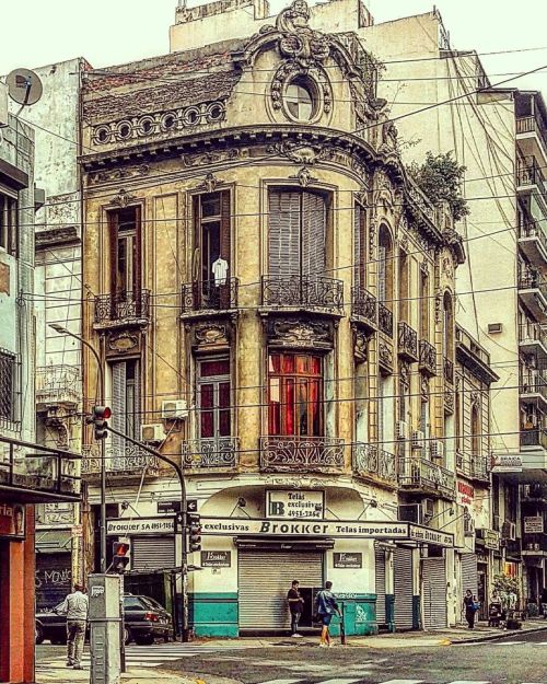 Para hoy elegí 5 ESQUINAS. Son algo increíble las esquinas de Buenos Aires. . . • Azcuénaga y Viamon