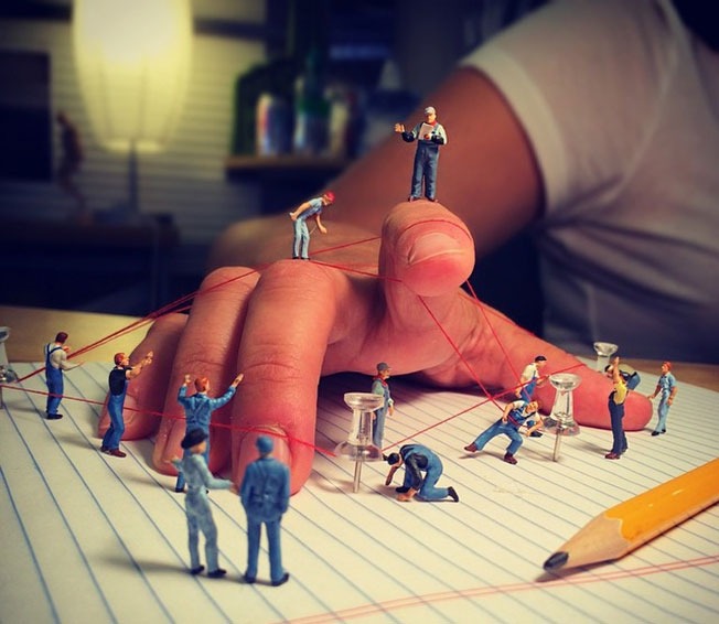 asylum-art:   Funny Photos Capture Tiny Moments of Agency Life in Miniature by Derrick