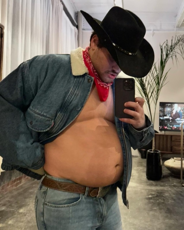 thic-as-thieves:A little late, but some pics from Halloween for y’all 🤠 link in bio for belly play video/pants try on! And lotsss more to come 😈