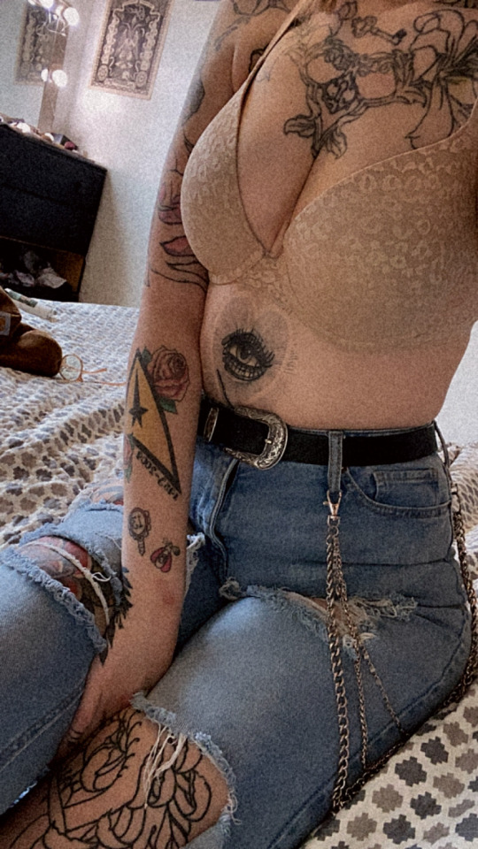 XXX hauntresss:How many tattoos can I show off photo