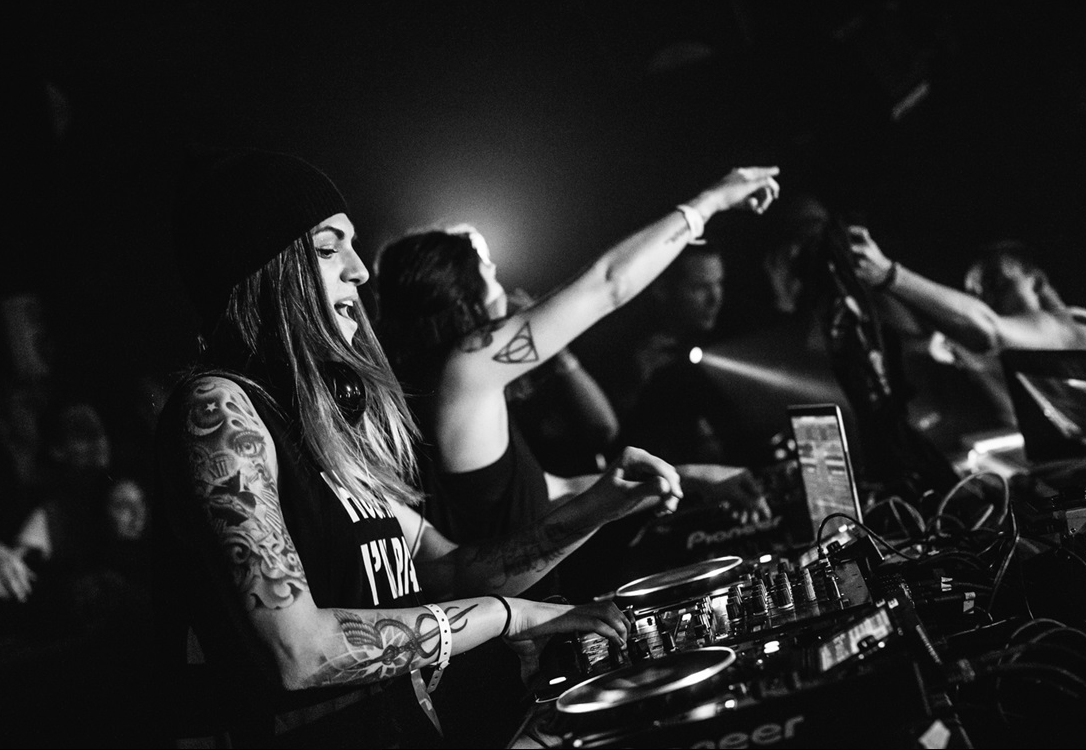 assassinx15:  phillykrew:  Jahan and Yasmine at Ministry of Sound   They’re not