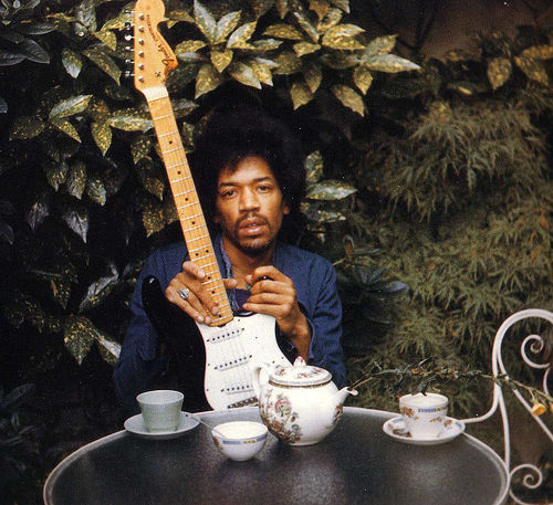 shisso:heksenkring:This photo of Jimi Hendrix was taken the day before he died by his girlfriend Mon