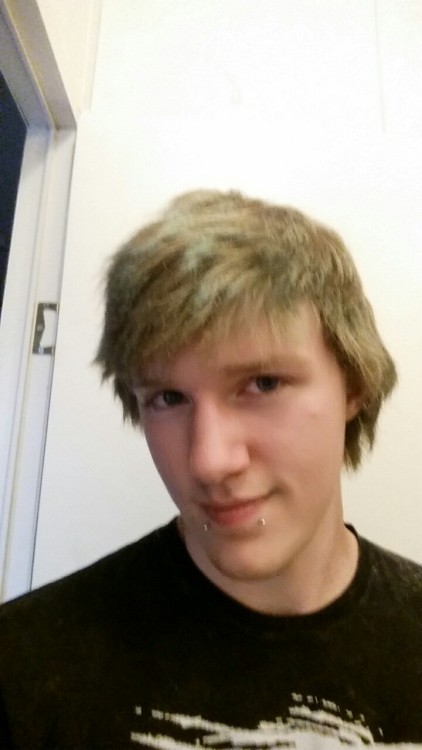 cobalt-the-fox:  So I’m gonna straighten my hair every day. (The bits of blue are from a failed hair dyeing)  OMG CUTE ^W^ 